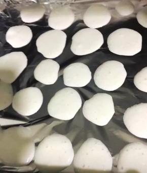 挤在铺了锡纸并抹了油的烤盘上，放入预热好的烤箱中，上下火120度25分钟