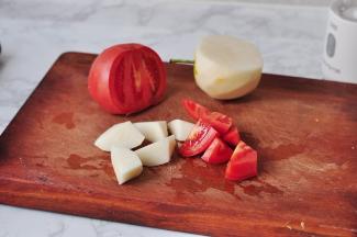 将西红柿切成小块，梨去皮切成小块。