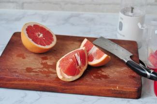 西柚仔细去掉白膜剥出果肉。