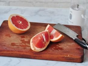 西柚仔细去掉白膜剥出果肉。