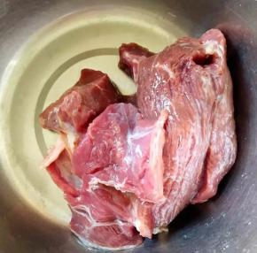 羊肉化冻用温水清洗一下，可以看到鲜嫩的肉质