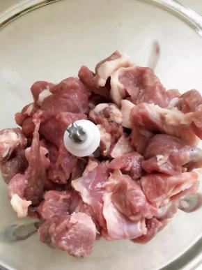 放入绞肉机绞成肉馅