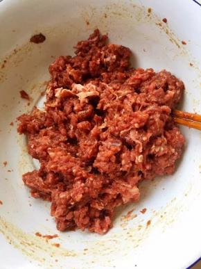 肉馅中倒入花椒水，料酒、盐、花生油、五香粉、酱油、白胡椒粉拌匀腌制半小时