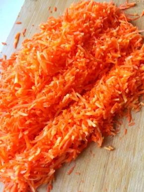 胡萝卜洗净去皮擦丝剁碎，葱、姜去皮洗净剁碎