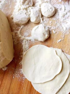 将面团取出切成小剂子，擀成薄薄的面皮