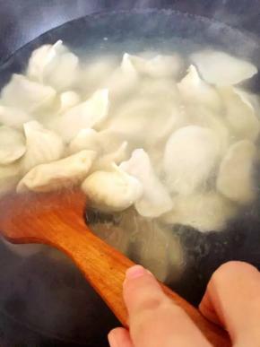 锅中加半锅水大火烧开后放入水饺，用木铲顺锅沿和底部轻轻翻动防粘