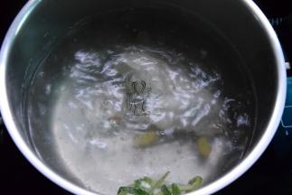 锅中加水，放入2片姜片和葱结，把鸡胸肉煮约8分钟左右，捞出晾凉