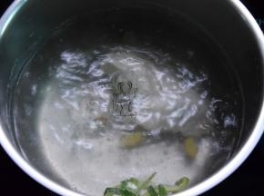 锅中加水，放入2片姜片和葱结，把鸡胸肉煮约8分钟左右，捞出晾凉