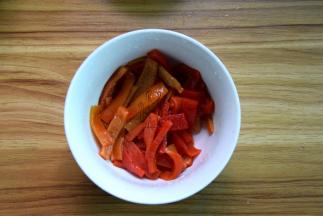腌红椒切细条