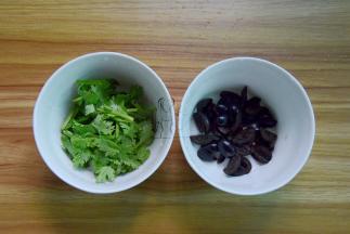 香菜切段；橄榄切小片