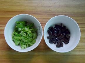 香菜切段；橄榄切小片