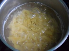 面放锅中煮8-10分钟