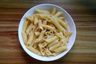 捞出沥干，加少量橄榄油拌一拌