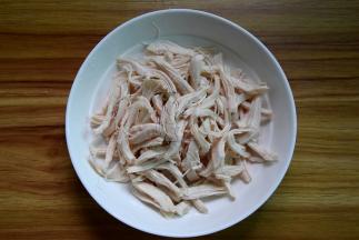 晾凉的鸡胸肉撕开