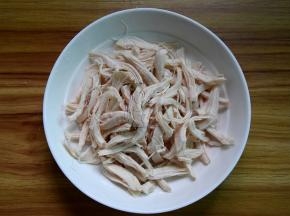 晾凉的鸡胸肉撕开
