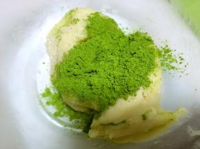 将切拌均匀的面糊分成两份，一份加入抹茶粉，另外一份加入速溶咖啡粉，分别搅拌均匀