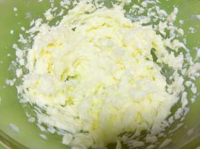 将牛奶砂糖水全部加入后，再打发一会，至完全蓬松状态