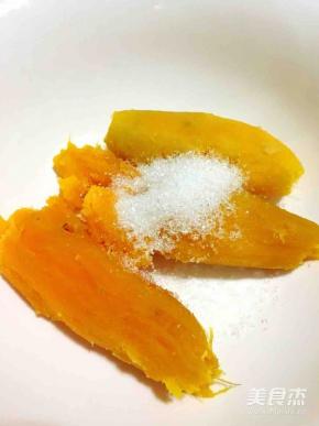 地瓜趁温热时去皮用勺子压成泥，加糖拌匀