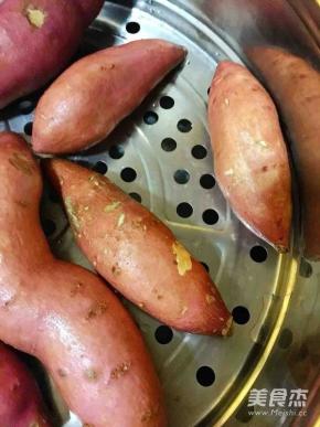 将地瓜洗净放入蒸锅中蒸熟（筷子很容易插透即可）