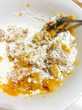 加入糯米粉拌匀（可以根据地瓜泥的干湿度分次添加）