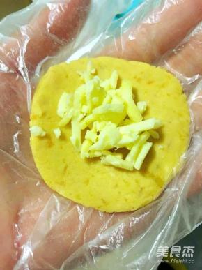 放上芝士碎包起来，再搓成丸子