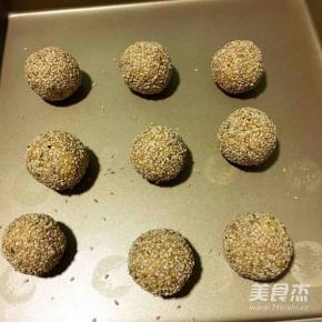 将地瓜丸放入不粘烤盘中