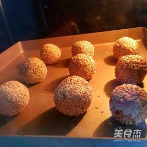 将烤盘放入预热好的烤箱中下层，180度上下火12分钟即可