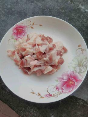 适量的后腿肉清洗干净，切成小块
