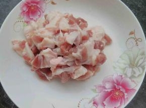 适量的后腿肉清洗干净，切成小块