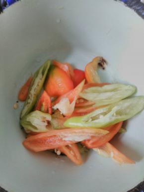 辣椒适量，冲洗干净后切成滚刀块