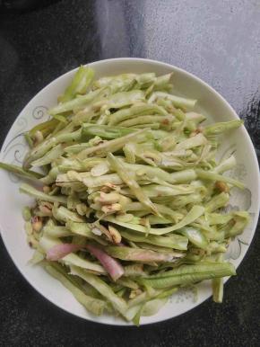豆角适量，处理干净后切成斜刀