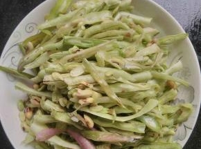 豆角适量，处理干净后切成斜刀