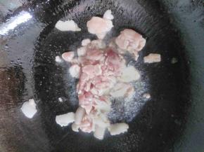 锅中放入适量的油，油冒烟时放入肉，翻炒一下
