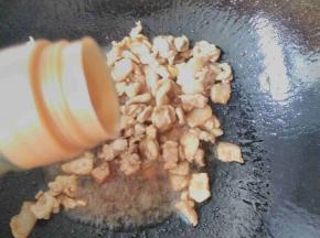 加入适量的生抽