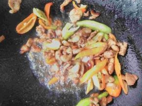 接着放入辣椒翻炒