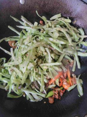倒入豆角