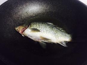 锅中倒油，油热后下鲫鱼煎至表面金黄