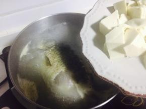 沸腾后加入嫩豆腐块