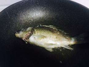 一面煎好翻至另一面继续煎制，两面都煎好，关火