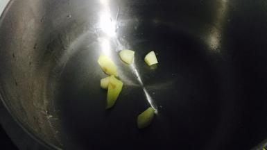 另取一汤锅，倒少许油，下姜蒜炒香