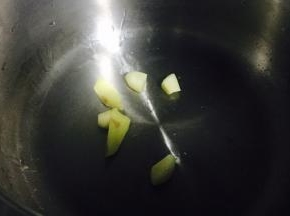 另取一汤锅，倒少许油，下姜蒜炒香