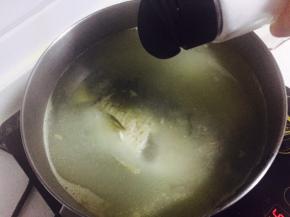 加入盐调味，煮至汤汁入味，鱼肉变熟即可关火