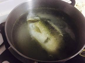 然后放入鲫鱼，倒入开水，大火煮沸