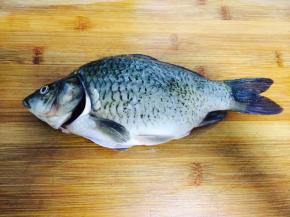 鲫鱼清洗干净，沥干水分备用。同时烧一锅开水