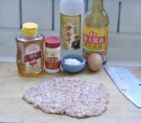 1、准备好所有的食材，猪肉用刀剁成猪肉泥