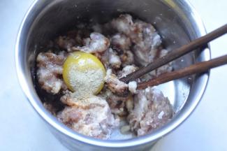 3、再加入酱油、耗油、鸡蛋。