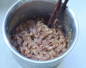 4、继续顺一个方向搅拌上劲，然后腌制一小时