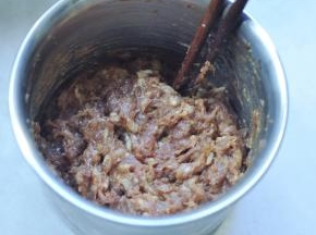 4、继续顺一个方向搅拌上劲，然后腌制一小时