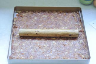 6、肉表面盖上保鲜膜，用擀面杖把肉擀成薄片，