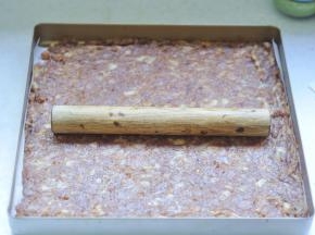 6、肉表面盖上保鲜膜，用擀面杖把肉擀成薄片，